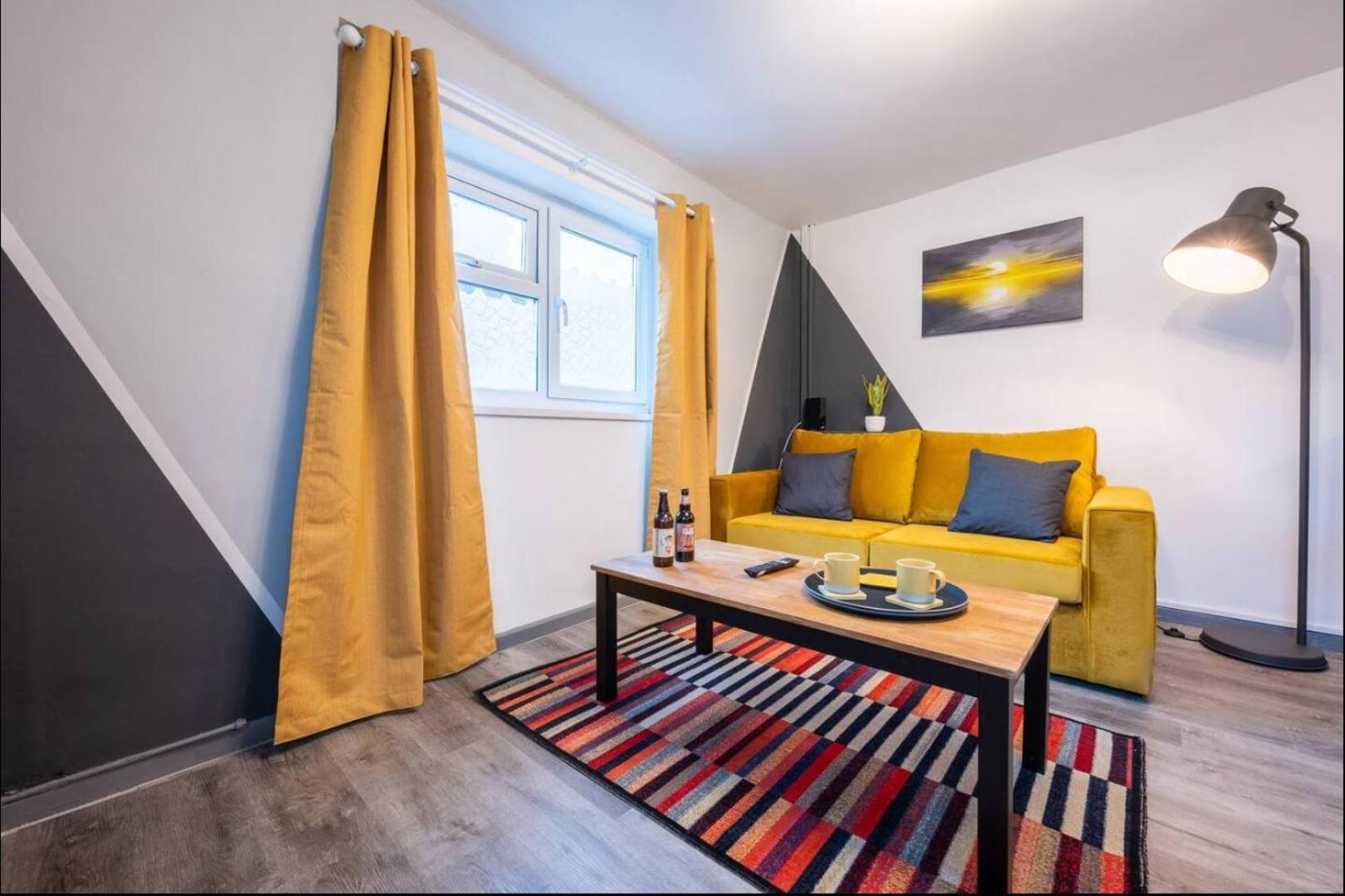 Stunning One Bedroom Apartments Near Shops & Central Cardiff Exterior photo