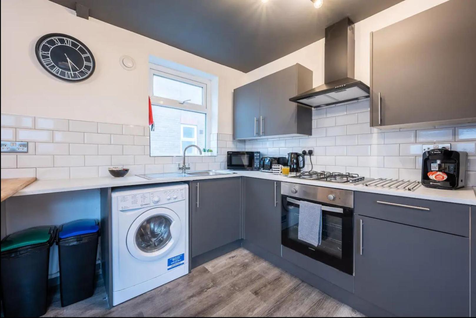 Stunning One Bedroom Apartments Near Shops & Central Cardiff Exterior photo