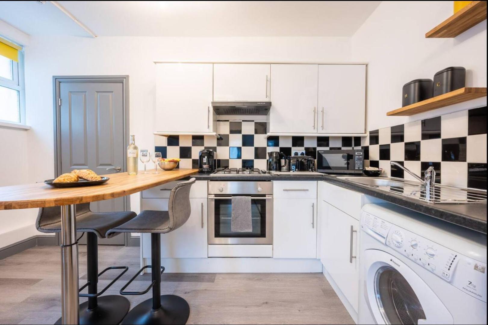 Stunning One Bedroom Apartments Near Shops & Central Cardiff Exterior photo